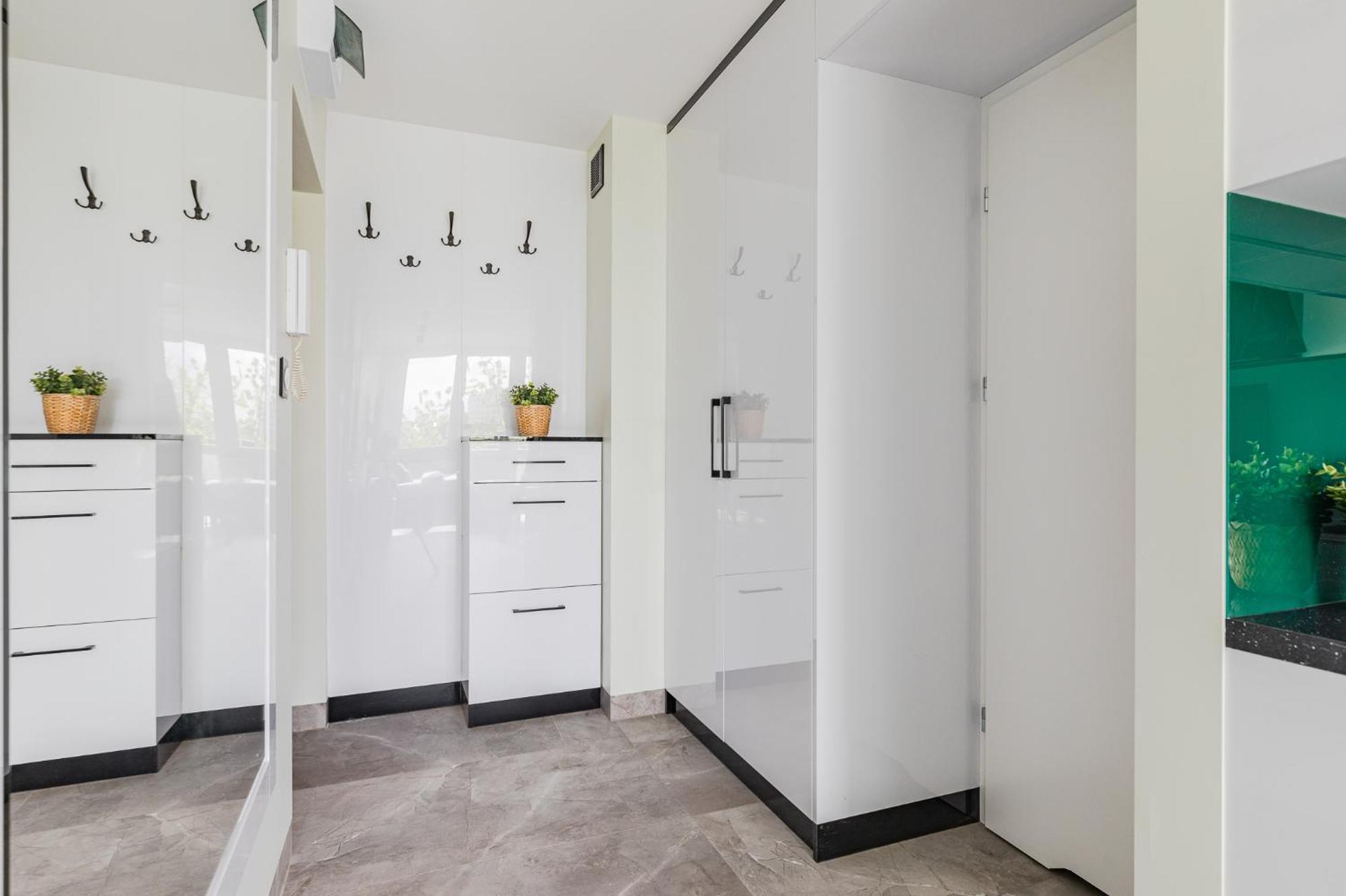 Superapart Saska 48A, Sleek 6Th-Floor Studio With Balcony & Elevator Access Варшава Екстериор снимка